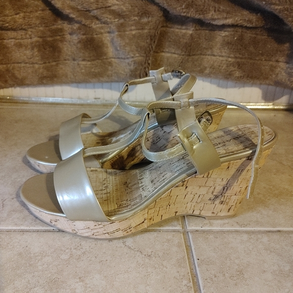 Bandolino Wedges - Picture 3 of 8